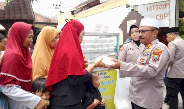Jumat-Berkah-Polsek-Taman-Bagikan-Makanan-Gratis